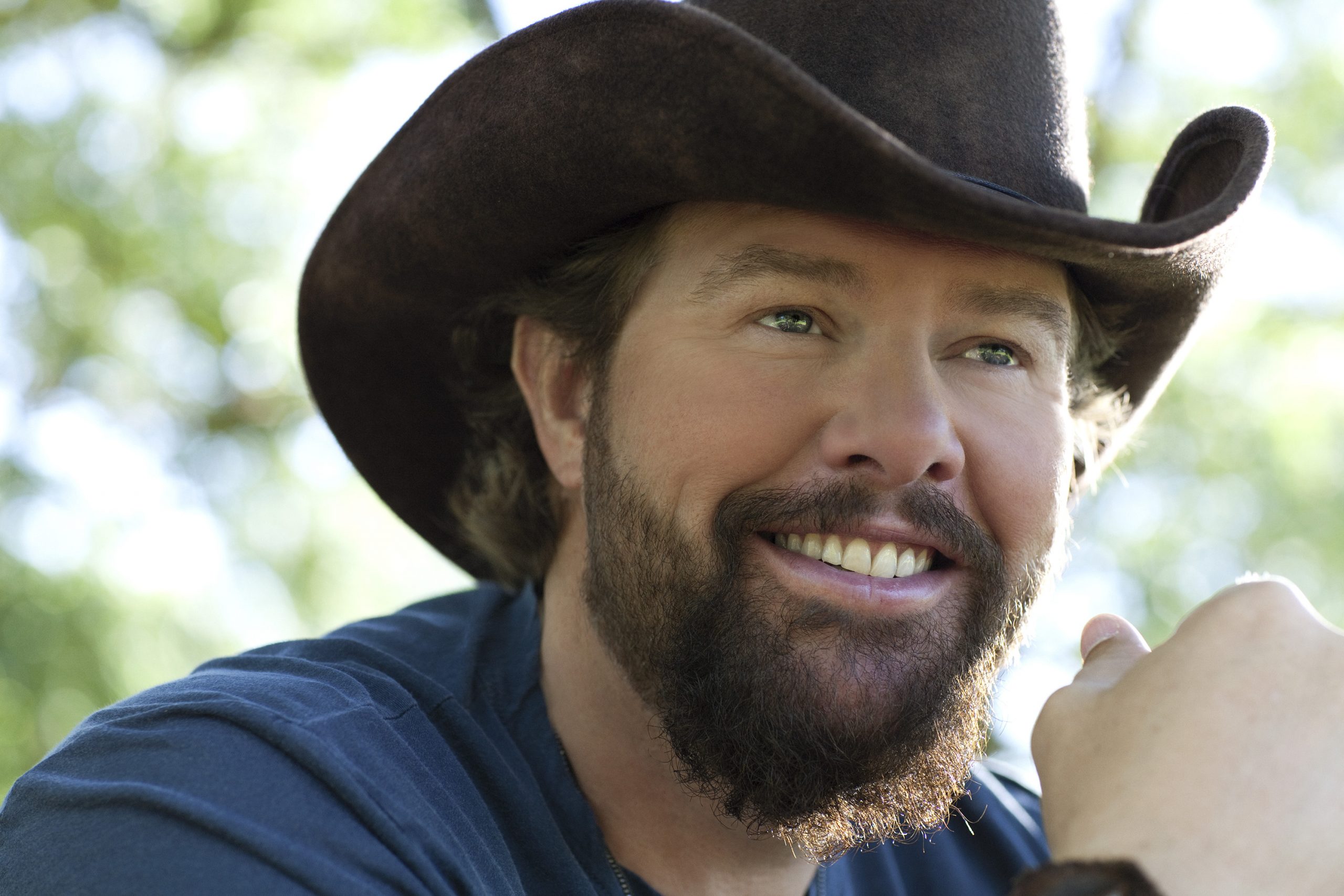 100520_Toby_Keith_Tree_Trunk-2_062_V_Final